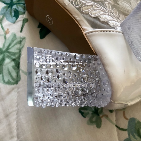 Vintage style white mesh floral print boot heels (3 in.) - Picture 8 of 9